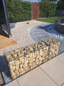 Photo de galerie - Remplissage des gabions avec de la pierre calcaire et pose gravier décor. 