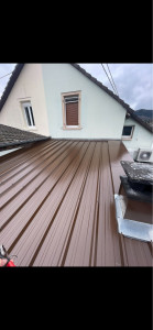 Photo de galerie - Réfection d’une toiture qui était en tuile, pente trop faible, l’eau remontait par capillarité, enlèvement des tuiles + mise en place d’un bac acier 