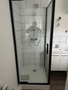Photo de galerie - Pose de carrelage 20x20cm , installation cabine de douche et meuble vasque , peinture blanche spécial dalle de bain unikalo 