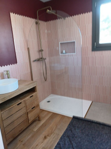 Photo de galerie - Nous avons réalisé un nettoyage complet de fin de chantiers. Avec suppression de traces de silicon, trace de peinture et de colle pour offrir des finitions nettes et résultats impeccables.