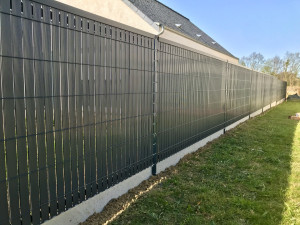 Photo de galerie - Pose grillage rigide avec plaque de soubassement béton