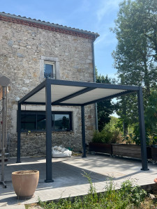 Photo de galerie - Pose de pergola bioclimatique