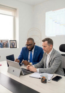Photo de galerie - Accompagnement et expertise au quotidien.
En équipe avec mon collaborateur. Chez MTC on avance ensemble pour faire grandir votre entreprise.
L’équipe MTC à votre service. 