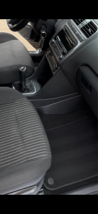 Photo de galerie - Résultat après un nettoyage intérieur complet : sièges, tapis, plastiques, tableau de bord. Travail soigné avec shampouineuse, vapeur et produits adaptés. 