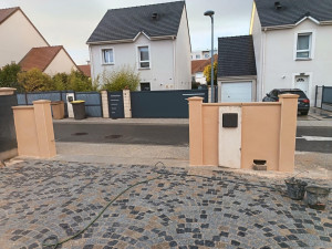 Photo de galerie - Pavage, cloture panneaux rigide, agglo et béton.