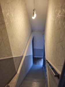 Photo de galerie - J'ai posé la tapisserie au mur, posé les baguettes, j'ai peint le plafond également et j'ai posé le luminaire.