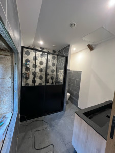 Photo de galerie - Rénovation intégrale de la salle de bain comprenant la dépose des éléments existants, la réfection des réseaux, des revêtements et l’installation des nouveaux équipements.