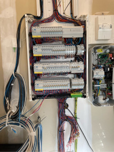 Photo de galerie - Réalisation d’un tableau électrique et pose d’une borne de recharge 