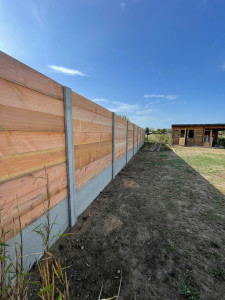 Photo de galerie - Clôture rigide en poteau et plaque soubassement béton 