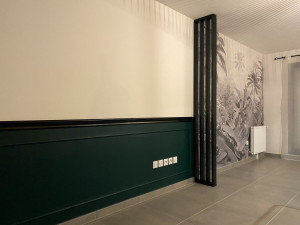 Photo de galerie - Peinture + Pose d'un papier peint + pose de moulures 