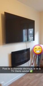 Photo de galerie - Installation d'une TV avec support murale et cheminée électrique murale.