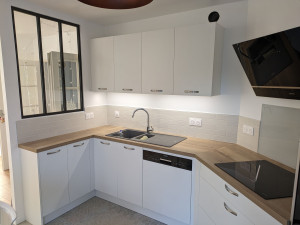 Photo de galerie - Pose d'une crédence en faïence 