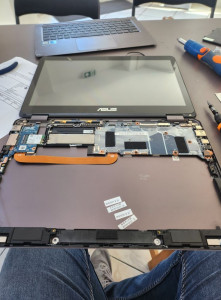 Photo de galerie - Changement d'un écran tactile d'un ordinateur portable.