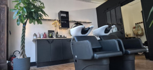 Photo de galerie - Posse de meuble plant de travail étagères

 robinet évier évacuation raccord plomberie 