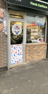 Photo de galerie - Pose d’un film décoratif sur la devanture d’un commerce (coiffeur). 