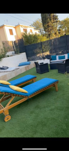 Photo de galerie - Aménagement terrasse 
Pose de pelouse synthétique 
Création de bain de soleil en travertin 