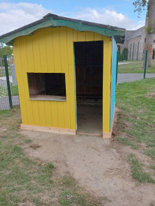 Photo de galerie - Cabane d'école en cours de finitions