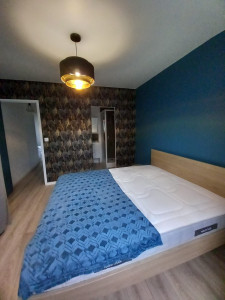 Photo de galerie - Peinture tapisserie et ameublement d'une chambre 