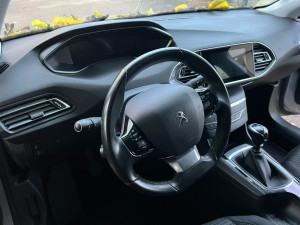 Photo de galerie - Nettoyage intérieur d’une peugeot 308