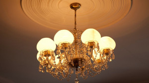 Photo de galerie - Installation lustre vintage 