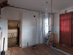 Photo de galerie - Commencement du montage de cloison renforcer pour recevoir les éléments de cuisine + hydrofuge derrière levier 
