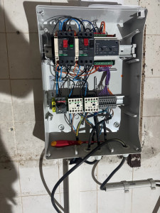 Photo de galerie - Installation et branchement d’un coffret pour plusieurs pompes de relevage 