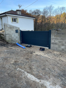 Photo de galerie - Portail (réalisation du seuil, du mur et pose)