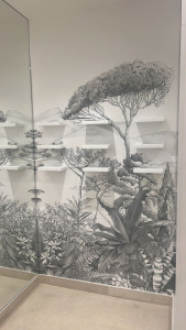 Photo de galerie -     Pose d’étagères murales à fixations invisibles sur mur tapissé.