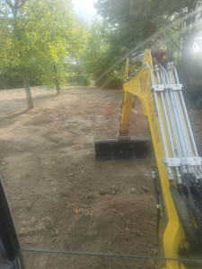 Photo de galerie - Il s'agit de la mise en place de terre à l'aide d'une pelle de 5 tonnes pour une remise en état.
