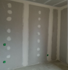 Photo de galerie - Voici un mur où le placo est fait par mon conjoint, aucun problème, les propriétaires étaient ravis. 