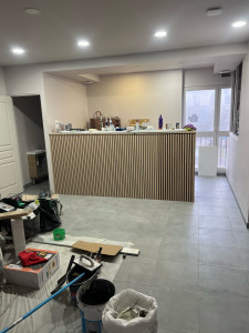 Photo de galerie - Finition comptoir d’un café