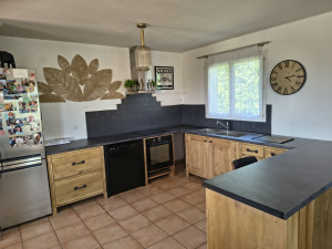Photo de galerie - Assemblage cuisine, Découpe plan de travail pour l'évier et la plaque de cuisson. Pose du plan de travail, modification des évacuations et arrivée d'eau. 