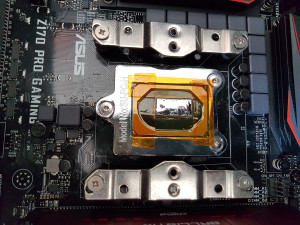 Photo de galerie - Mise en place de métal liquide sur CPU délidé