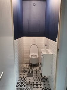 Photo de galerie - Rénovation toilette complet, pose WC suspendu, pose placo, pose meuble lavabo, carrelage sol et mur. 