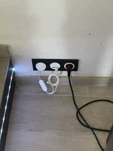 Photo de galerie - Prise connecté pour poêle avec prise usb et sortie de câble pour led dans contremarche 
