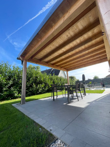 Photo de galerie - J’ai conçu et réalisé cette pergola pour offrir un espace agréable, protégé du soleil en journée et de la rosée en soirée.