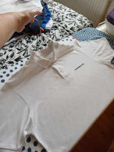 Photo de galerie - Polo  sur cintres
