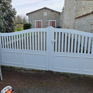 Photo de galerie - Portail après passage Karcher 