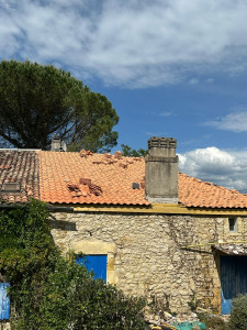 Photo de galerie - Chantier réaliser avec notre équipe Allo Toit couverture chevron volige tuiles entourage cheminée zinc 