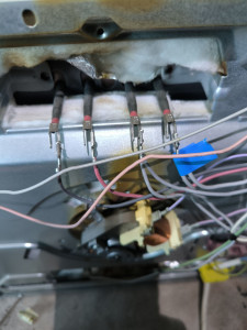 Photo de galerie - Changement de résistance de chauffage sur un four encastré.