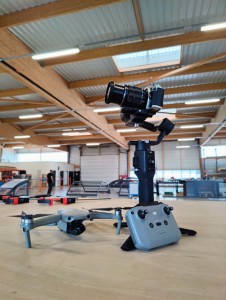 Photo de galerie - Le drone pour les prises de vues aériennes, le stabilisateur pour une vidéo professionnelle, le boîtier pour des images de haute résolution et un objectif pour des détails lumineux.