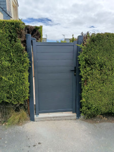 Photo de galerie - Pose d'un portillon en 1.80m anthracite. 