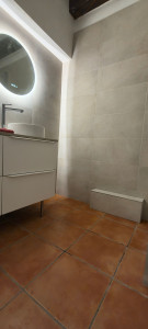 Photo de galerie - Suite salle de bain après travaux, uniquement les murs et les éléments sanitaires + miroirs