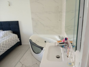 Photo de galerie - Installation baignoire avec meuble de douche dans une  chambre