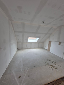 Photo de galerie - Réalisation des plaques de plâtre avec traitement des joints. Support prêt pour les finitions (peinture ou revêtement).