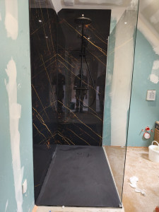 Photo de galerie - Pose de panneau vipanel, parois de douche et bac a douche 