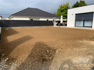 Photo de galerie - Mise en place de la terre , et engazonnement du terrain suite à construction récente.