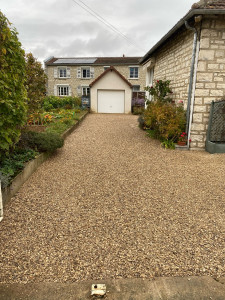 Photo de galerie - Réalisation de cours en gravier – un rendu propre, stable et durable.