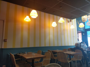 Photo de galerie - Bandes jaune et coffrage bleu