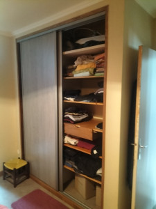 Photo de galerie - Conception d'une penderie de chambre avec panneau coulissant